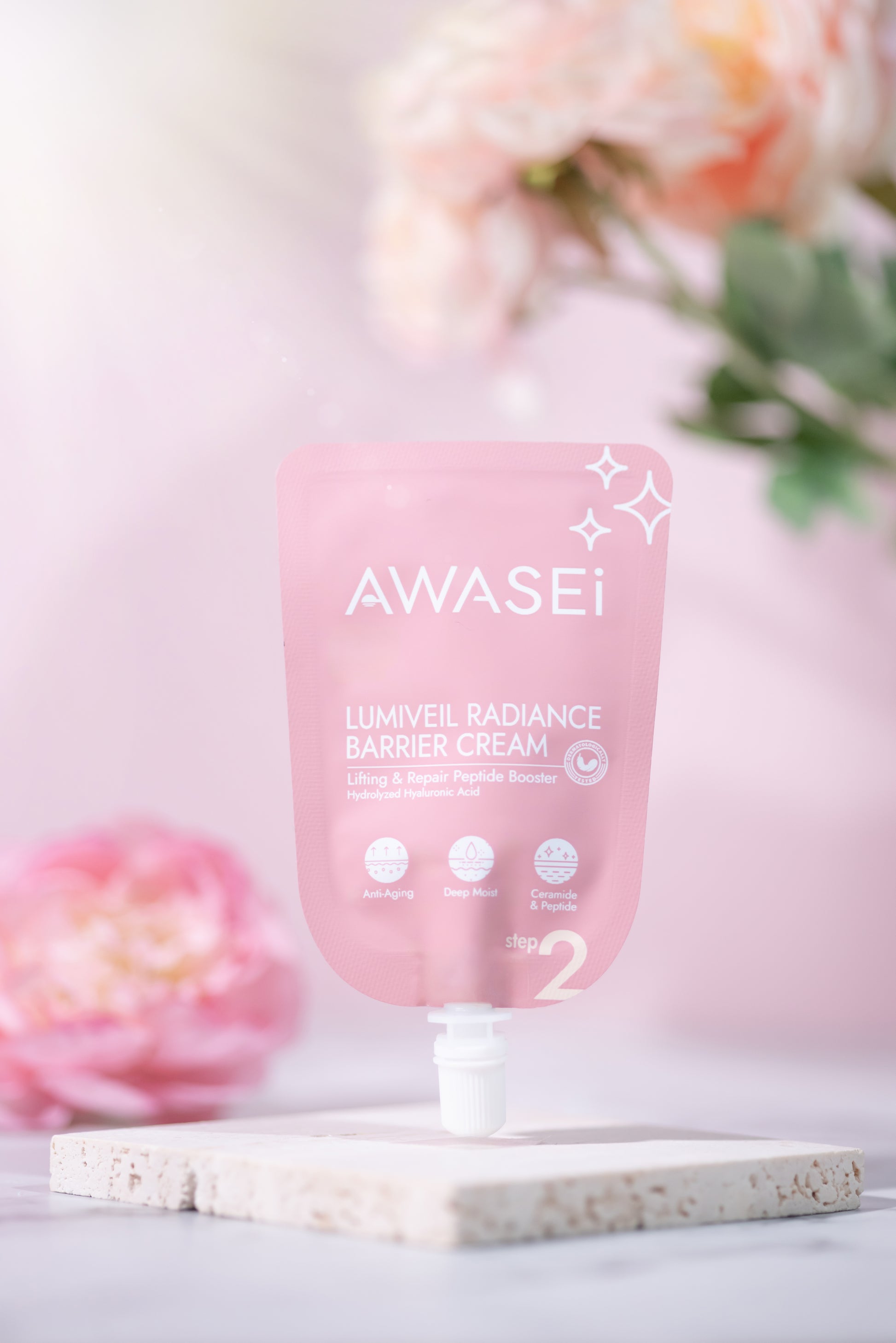 LUMIVEIL Radiance Barrier Cream ซองสีชมพู วางบนแท่นหินกับดอกไม้