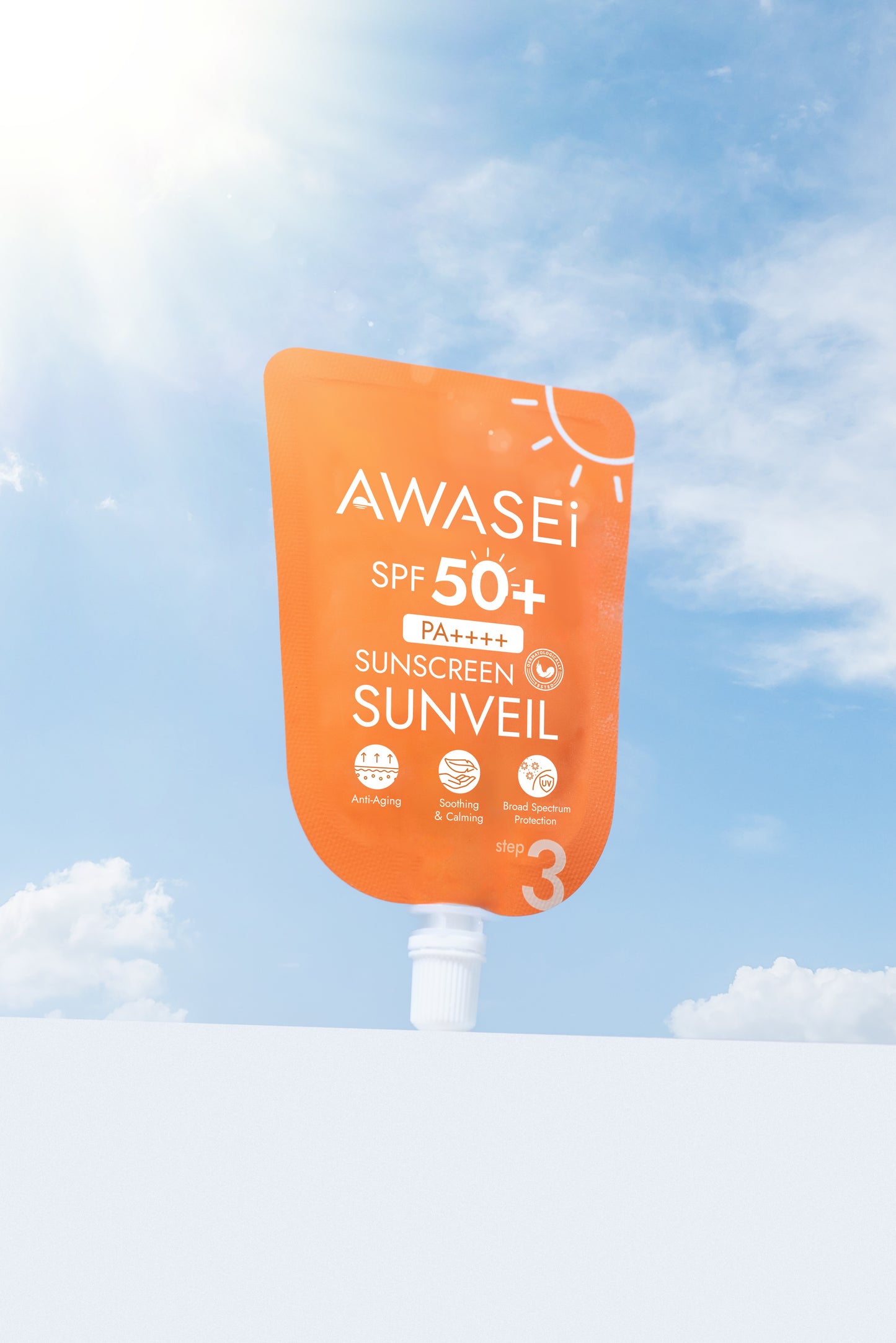 SUNVEIL SPF50+ PA++++ ซองสีส้ม ตั้งตรงกลางพื้นท้องฟ้าแดด