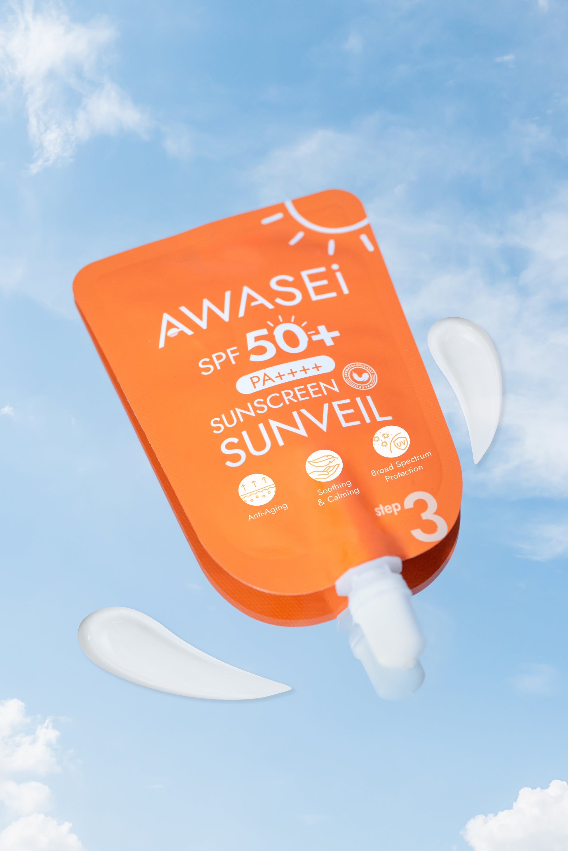 SUNVEIL SPF50+ PA++++ วางเอียงบนพื้นท้องฟ้า พร้อมเนื้อครีมกันแดด